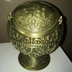 Antique inspired ash tray